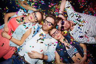 Gece kulübünde yalan uyuyan arkadaşları