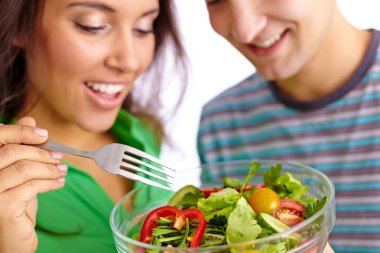 kız ve erkek arkadaşı sebze salata yemek