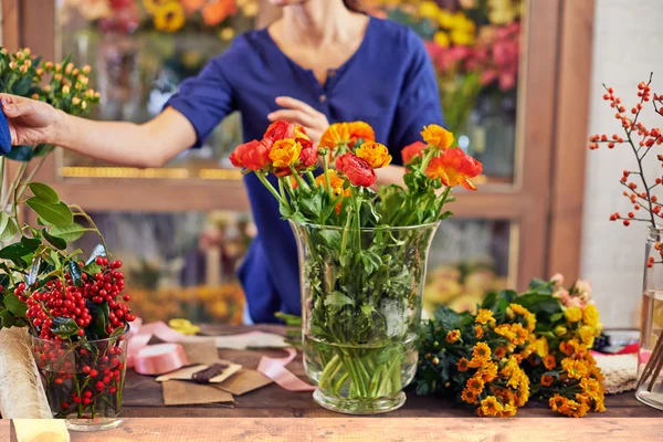 Fresh flowers at florist workplace — Stock Photo, Image