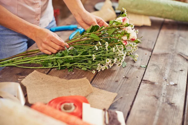 Florista trabalhando com flores — Fotografia de Stock