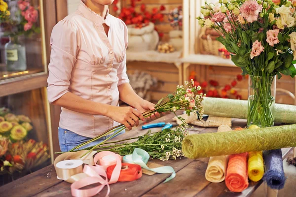 Florist working in design studio — Stock Photo, Image