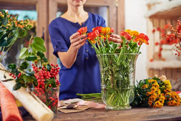 Florist touching fresh flowers — Stock Photo, Image