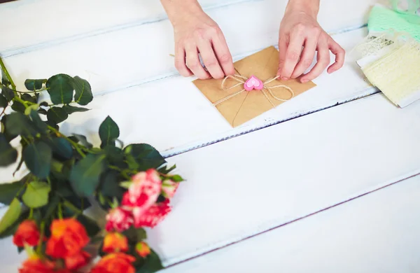 Hands tying  love  envelope — Stock Photo, Image