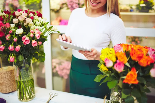 Florist using touchpad — Stock Photo, Image