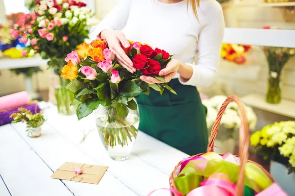 Жіночий флорист, який вибирає свіжі троянди — стокове фото
