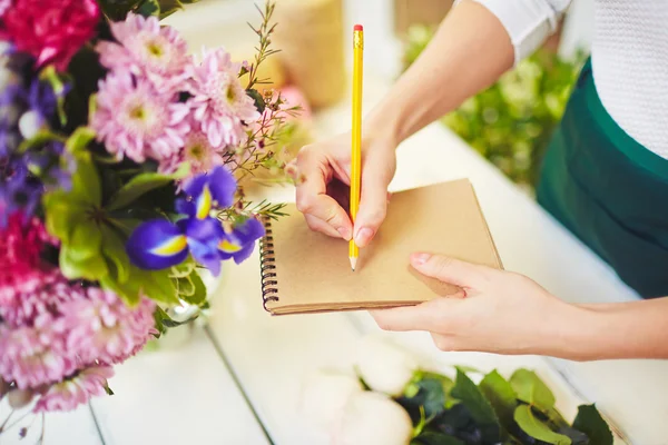 Fiorista prendere appunti — Foto Stock