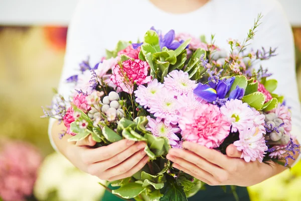 Fleuriste tenant bouquet de fleurs — Photo