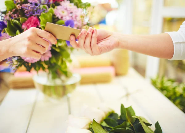 Florista levando cartão de crédito para pagamento — Fotografia de Stock