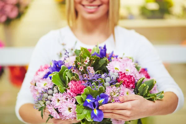 Florist med färska blommor bukett — Stockfoto