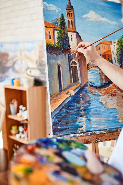 Artista pintando calle de Venecia —  Fotos de Stock