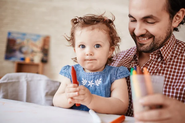 Vader en dochter tekenen met kleurpotloden — Stockfoto
