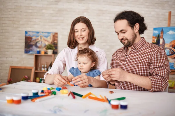 Ouders en dochter tekenen samen — Stockfoto