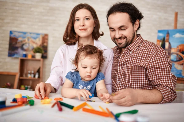 Родители и дочь рисуют вместе — стоковое фото
