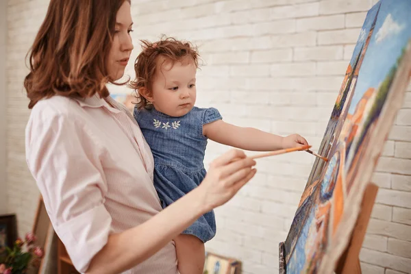 Mère enseignant à sa fille comment peindre — Photo