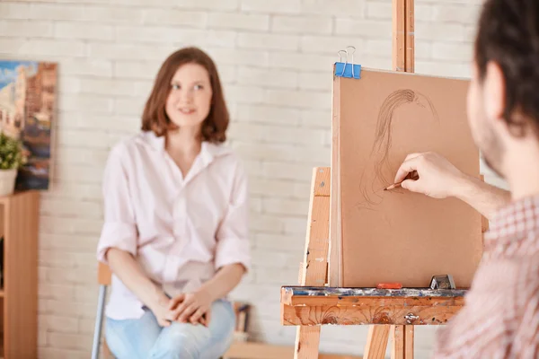 Artist drawing young woman — Stock Photo, Image