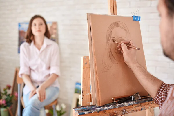 Artist drawing young woman — Stock Photo, Image