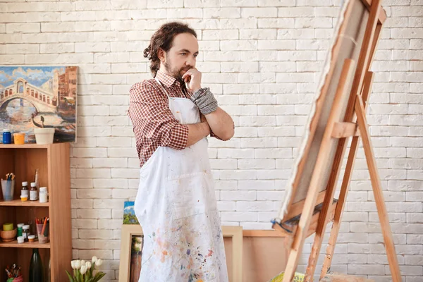 Konstnären titta på canvas — Stockfoto