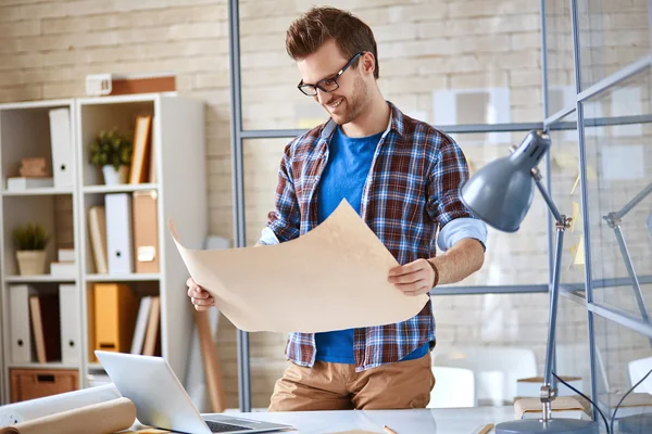 Arquitecto con diseño en la oficina —  Fotos de Stock