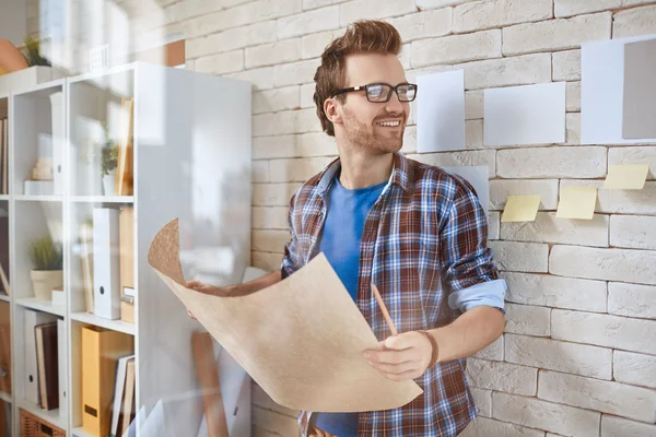 Arkitekten anläggning blueprint i office — Stockfoto