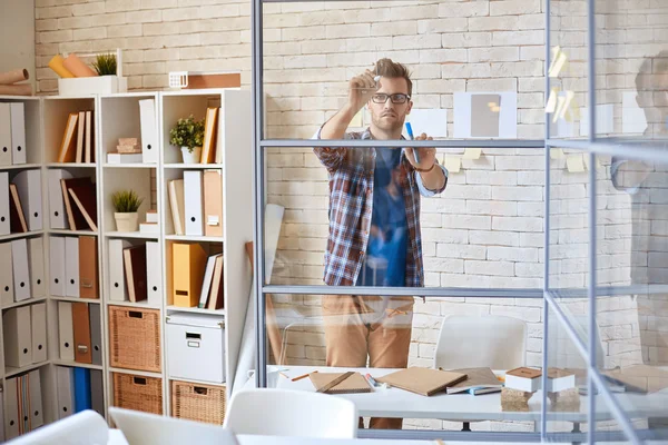 Gráfico de dibujo de hombre de negocios en tablero transparente —  Fotos de Stock