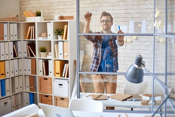 Gráfico de dibujo de hombre de negocios en tablero transparente — Foto de Stock