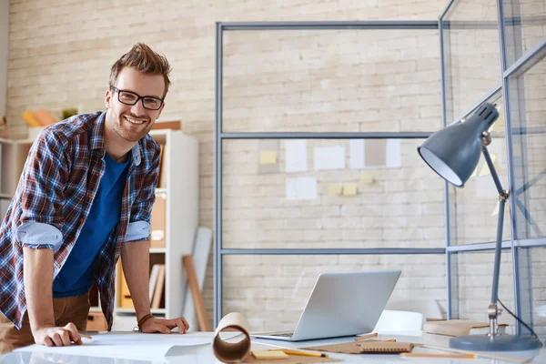 Arquiteto feliz no escritório — Fotografia de Stock