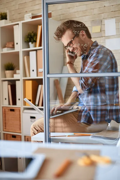 Zakenman spreken op telefoon terwijl netwerken — Stockfoto