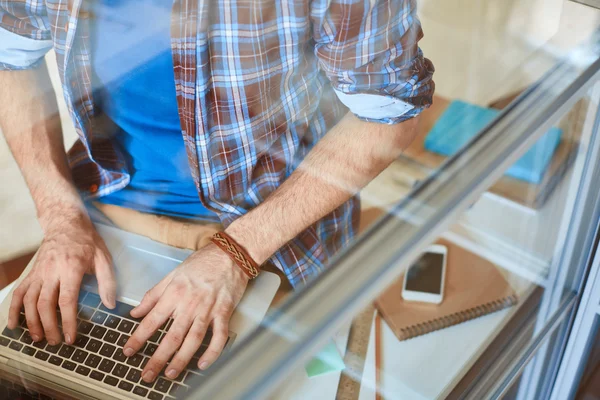 Hombre de negocios manos empujando llaves del ordenador portátil — Foto de Stock