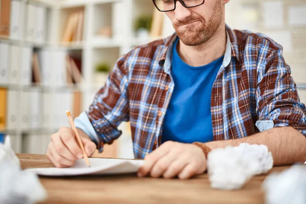 Empresário com lápis escrevendo suas ideias — Fotografia de Stock