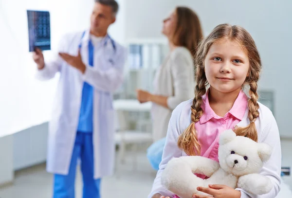 Kleines Mädchen mit Teddy im Krankenhaus — Stockfoto