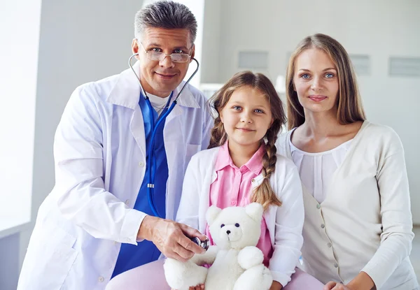 Meisje met teddybeer, moeder en kerkvader — Stockfoto