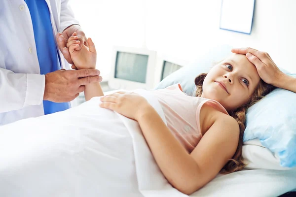 Chica acostada en la cama en el hospital —  Fotos de Stock
