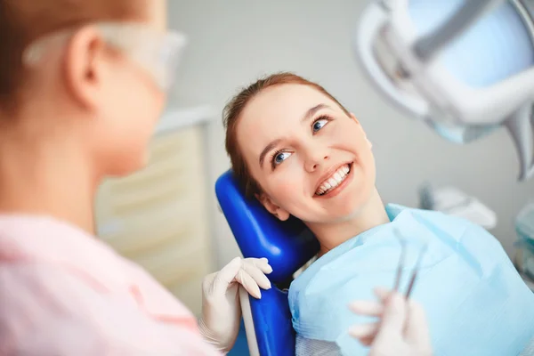 Donna seduta nello studio dentistico — Foto Stock