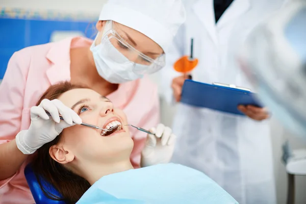 Стоматолог перевіряє зуби дівчини — стокове фото