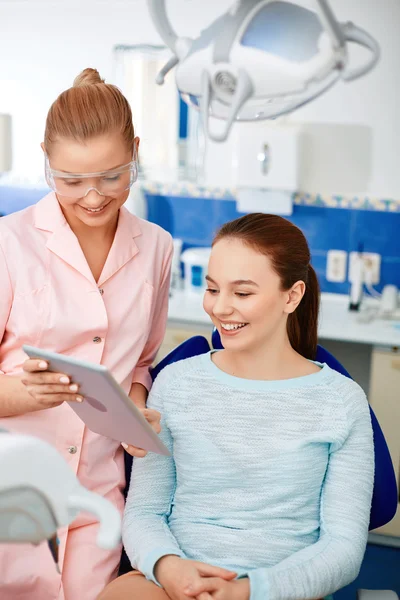 Paciente e dentista com touchpad — Fotografia de Stock