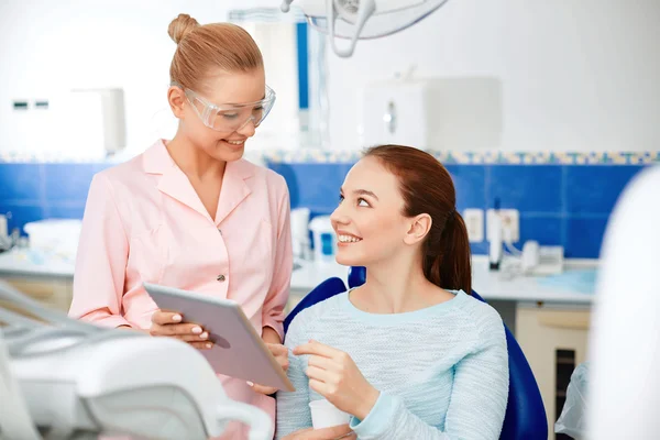 Paciente y dentista con touchpad — Foto de Stock