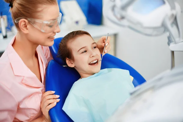 Menina na clínica dentária — Fotografia de Stock