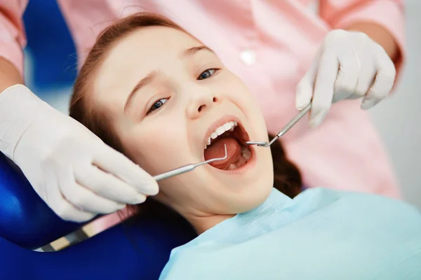 Niño que se somete a un control dental — Foto de Stock