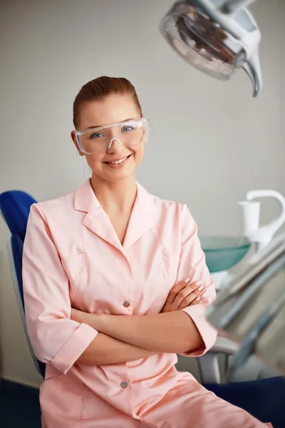 Dentista em óculos uniformes e protetores — Fotografia de Stock