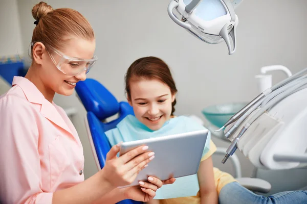 Menina e dentista com touchpad — Fotografia de Stock