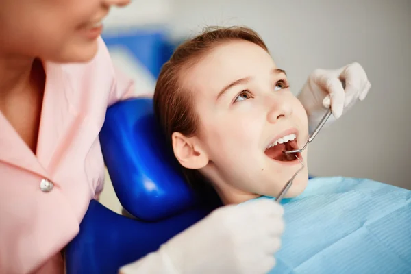 Niño durante el chequeo oral — Foto de Stock