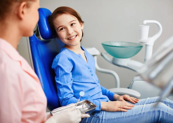 Menina sentada no escritório do dentista — Fotografia de Stock