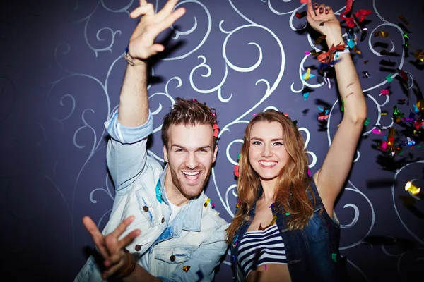 Et ungt par som danser på nattklubb – stockfoto