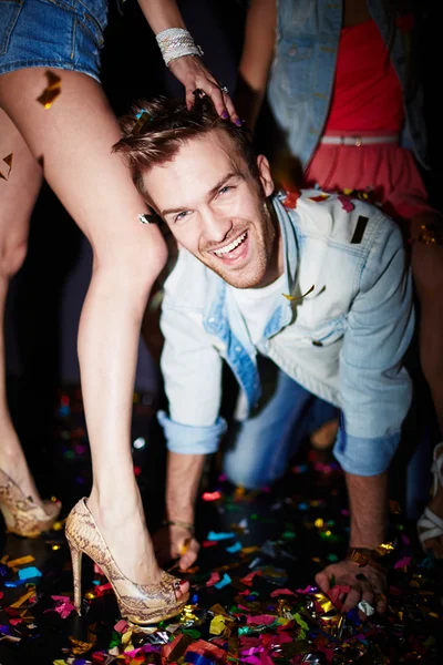 Uomo divertirsi con le ragazze nel club — Foto Stock