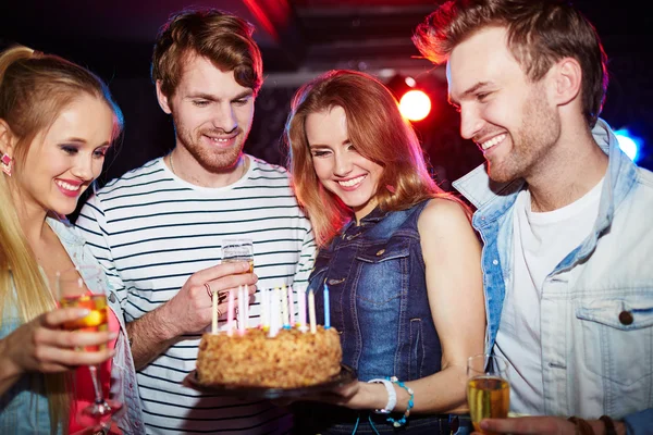 Amici con champagne e torta con candele — Foto Stock