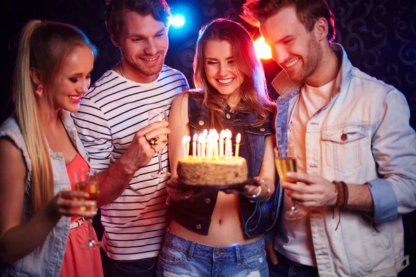Giovani coppie con champagne e torta — Foto Stock