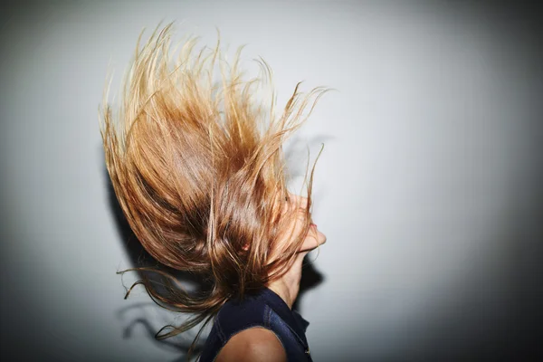 Chica energética con el pelo rubio —  Fotos de Stock