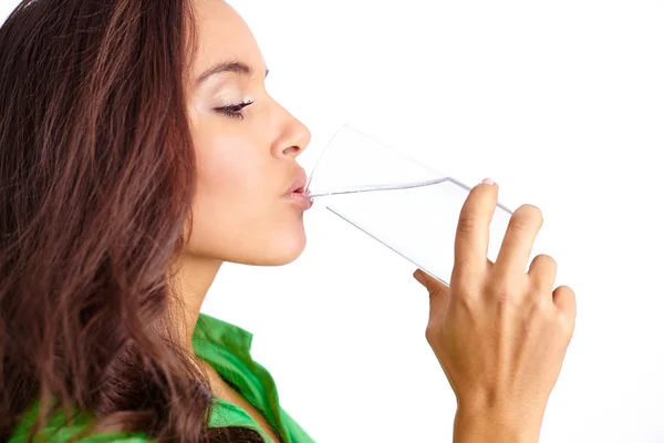 Ragazza che beve acqua dal vetro — Foto Stock