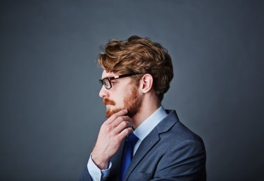 Dalgın işadamı sakalını dokunmadan