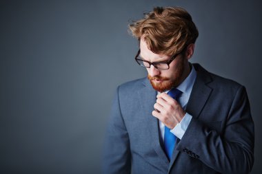 Şık elbiseli dalgın işadamı